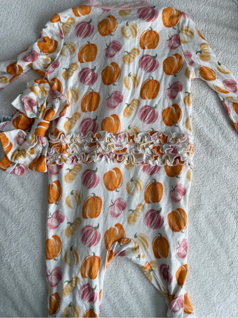 NWOT Milkberry pumpkin bamboo footies with matching bow. 6-9M - Picture 2 of 5